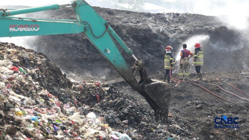 Petugas gabungan terus berjibaku memadamkan kebakaran yang melanda Tempat Pemrosesan Akhir (TPA) Jatiwaringin, Kecamatan Mauk, Kabupaten Tangerang, Banten, Kamis (2/7/2026).