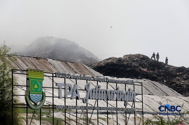 Petugas gabungan terus berjibaku memadamkan kebakaran yang melanda Tempat Pemrosesan Akhir (TPA) Jatiwaringin, Kecamatan Mauk, Kabupaten Tangerang, Banten, Kamis (2/7/2026). (CNBC Indonesia/Muhammad Sabki)
