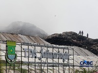 Petugas gabungan terus berjibaku memadamkan kebakaran yang melanda Tempat Pemrosesan Akhir (TPA) Jatiwaringin, Kecamatan Mauk, Kabupaten Tangerang, Banten, Kamis (2/7/2026). (CNBC Indonesia/Muhammad Sabki)