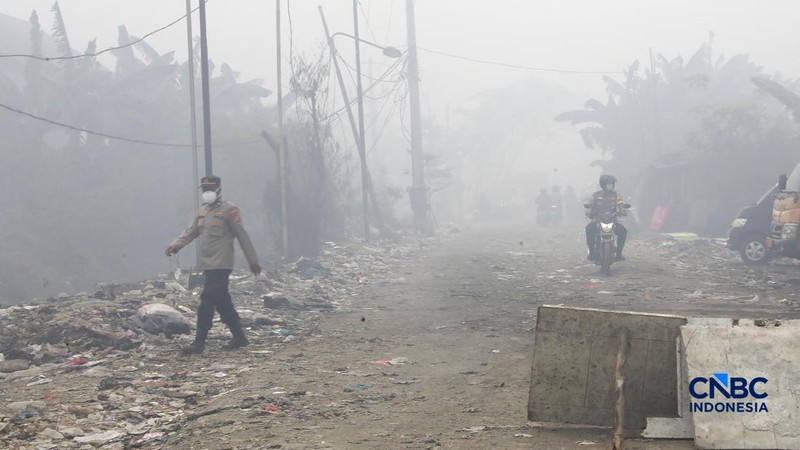 Petugas gabungan terus berjibaku memadamkan kebakaran yang melanda Tempat Pemrosesan Akhir (TPA) Jatiwaringin, Kecamatan Mauk, Kabupaten Tangerang, Banten, Kamis (2/7/2026).