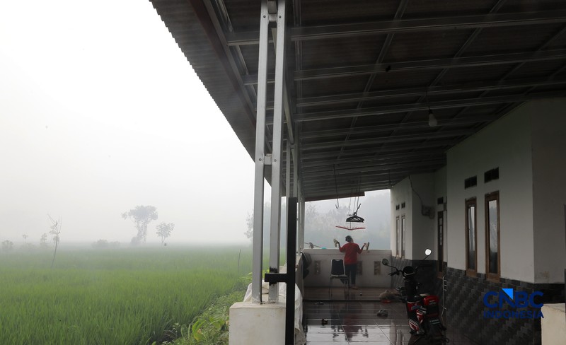 Petugas gabungan terus berjibaku memadamkan kebakaran yang melanda Tempat Pemrosesan Akhir (TPA) Jatiwaringin, Kecamatan Mauk, Kabupaten Tangerang, Banten, Kamis (2/7/2026). (CNBC Indonesia/Muhammad Sabki)