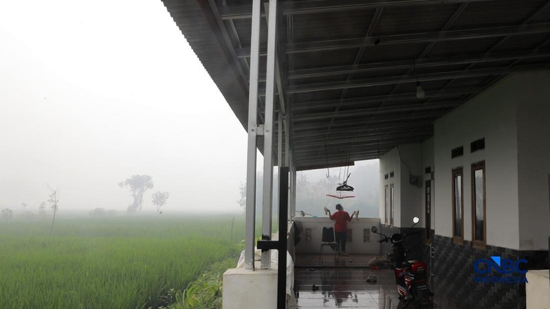 Petugas gabungan terus berjibaku memadamkan kebakaran yang melanda Tempat Pemrosesan Akhir (TPA) Jatiwaringin, Kecamatan Mauk, Kabupaten Tangerang, Banten, Kamis (2/7/2026).