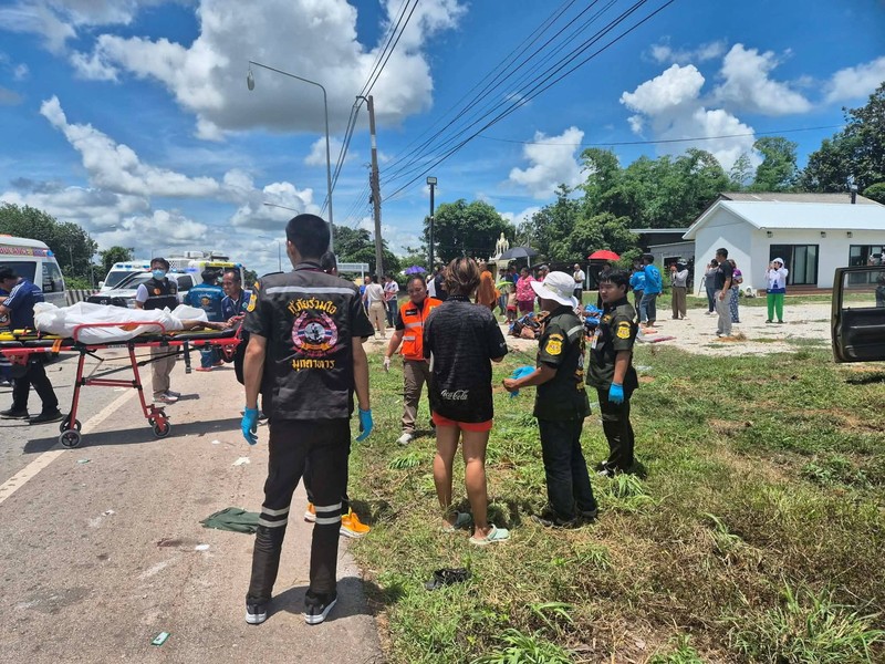Petugas medis darurat bekerja di samping kendaraan yang rusak akibat ditabrak oleh seorang bocah berusia 11 tahun yang menabrak sekelompok biksu Buddha di pinggir jalan di Mukdahan, Thailand, 2 Juli 2026. (Ruamjai Mukdahan Rescue/Handout via REUTERS)