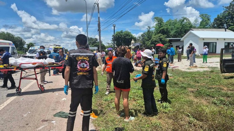 Petugas medis darurat bekerja di lokasi kecelakaan yang melibatkan kendaraan yang dikemudikan oleh seorang anak laki-laki berusia 11 tahun yang menabrak sekelompok biksu Buddha di pinggir jalan di Mukdahan, Thailand, 2 Juli 2026.