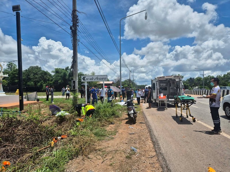 Petugas medis darurat bekerja di samping kendaraan yang rusak akibat ditabrak oleh seorang bocah berusia 11 tahun yang menabrak sekelompok biksu Buddha di pinggir jalan di Mukdahan, Thailand, 2 Juli 2026. (Ruamjai Mukdahan Rescue/Handout via REUTERS)