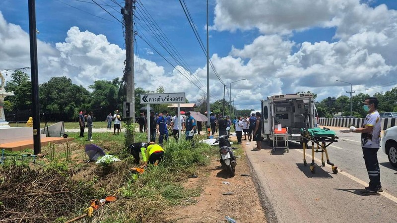 Petugas medis darurat bekerja di lokasi kecelakaan yang melibatkan kendaraan yang dikemudikan oleh seorang anak laki-laki berusia 11 tahun yang menabrak sekelompok biksu Buddha di pinggir jalan di Mukdahan, Thailand, 2 Juli 2026.
