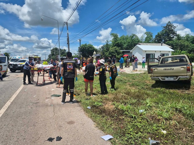 Petugas medis darurat bekerja di samping kendaraan yang rusak akibat ditabrak oleh seorang bocah berusia 11 tahun yang menabrak sekelompok biksu Buddha di pinggir jalan di Mukdahan, Thailand, 2 Juli 2026. (Ruamjai Mukdahan Rescue/Handout via REUTERS)