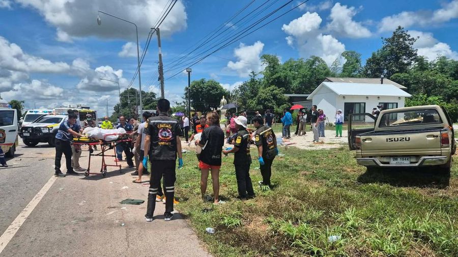 Petugas medis darurat bekerja di lokasi kecelakaan yang melibatkan kendaraan yang dikemudikan oleh seorang anak laki-laki berusia 11 tahun yang menabrak sekelompok biksu Buddha di pinggir jalan di Mukdahan, Thailand, 2 Juli 2026.