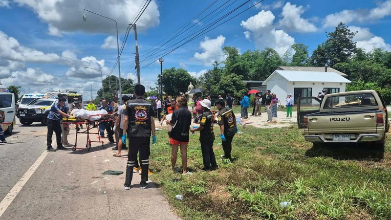 Petugas medis darurat bekerja di lokasi kecelakaan yang melibatkan kendaraan yang dikemudikan oleh seorang anak laki-laki berusia 11 tahun yang menabrak sekelompok biksu Buddha di pinggir jalan di Mukdahan, Thailand, 2 Juli 2026.