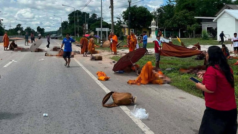 Petugas medis darurat bekerja di samping kendaraan yang rusak akibat ditabrak oleh seorang bocah berusia 11 tahun yang menabrak sekelompok biksu Buddha di pinggir jalan di Mukdahan, Thailand, 2 Juli 2026. (Ruamjai Mukdahan Rescue/Handout via REUTERS)