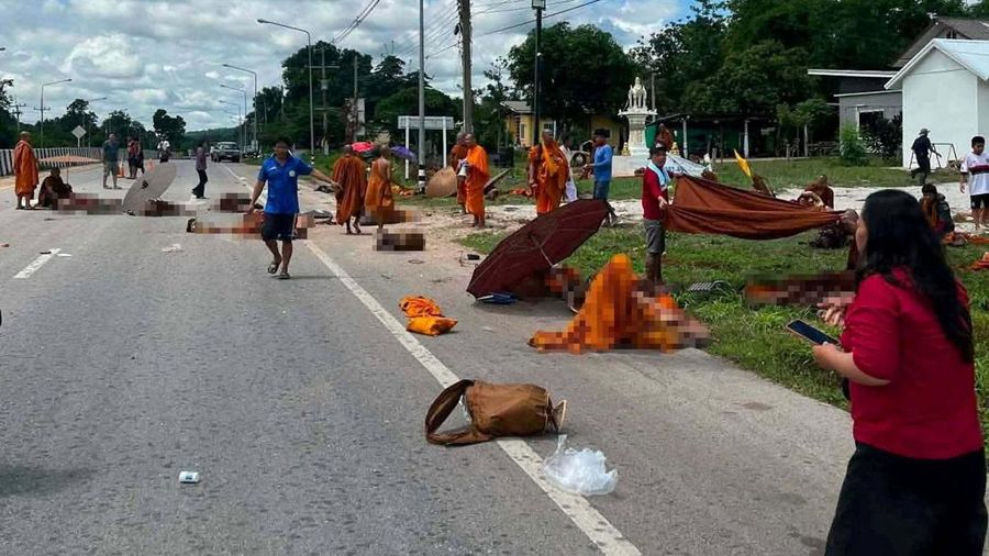 Petugas medis darurat bekerja di lokasi kecelakaan yang melibatkan kendaraan yang dikemudikan oleh seorang anak laki-laki berusia 11 tahun yang menabrak sekelompok biksu Buddha di pinggir jalan di Mukdahan, Thailand, 2 Juli 2026.