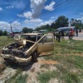 Petugas medis darurat bekerja di samping kendaraan yang rusak akibat ditabrak oleh seorang bocah berusia 11 tahun yang menabrak sekelompok biksu Buddha di pinggir jalan di Mukdahan, Thailand, 2 Juli 2026. (Ruamjai Mukdahan Rescue/Handout via REUTERS)