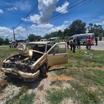 Petugas medis darurat bekerja di samping kendaraan yang rusak akibat ditabrak oleh seorang bocah berusia 11 tahun yang menabrak sekelompok biksu Buddha di pinggir jalan di Mukdahan, Thailand, 2 Juli 2026. (Ruamjai Mukdahan Rescue/Handout via REUTERS)