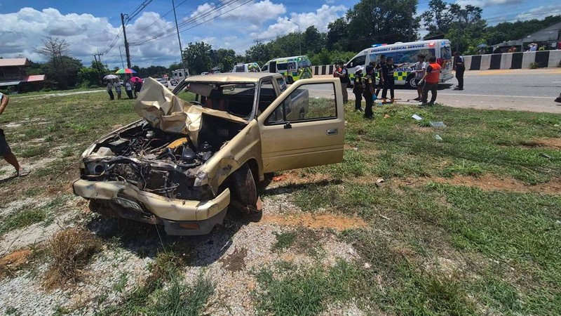 Petugas medis darurat bekerja di samping kendaraan yang rusak akibat ditabrak oleh seorang bocah berusia 11 tahun yang menabrak sekelompok biksu Buddha di pinggir jalan di Mukdahan, Thailand, 2 Juli 2026. (Ruamjai Mukdahan Rescue/Handout via REUTERS)