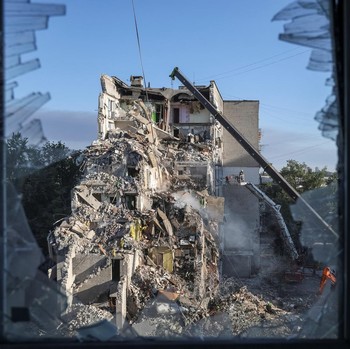 Petugas pemadam kebakaran bekerja di lokasi gedung apartemen yang rusak akibat serangan rudal dan pesawat tak berawak Rusia, di tengah serangan Rusia terhadap Ukraina, di Kyiv, Ukraina, 2 Juli 2026. (REUTERS/Stringer)
