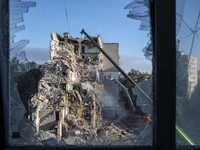 Petugas pemadam kebakaran bekerja di lokasi gedung apartemen yang rusak akibat serangan rudal dan pesawat tak berawak Rusia, di tengah serangan Rusia terhadap Ukraina, di Kyiv, Ukraina, 2 Juli 2026. (REUTERS/Stringer)