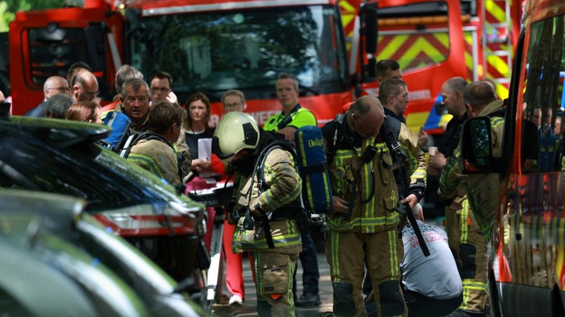 Petugas pemadam kebakaran bekerja di lokasi kebakaran di sebuah gedung perumahan di Antwerp, Belgia, 1 Juli 2026.