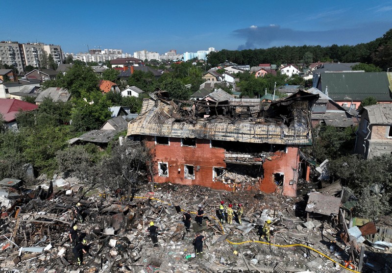 Sebuah ledakan menerangi langit di atas kota selama serangan rudal dan pesawat tak berawak Rusia, di tengah serangan Rusia terhadap Ukraina, di Kyiv, Ukraina, 2 Juli 2026. (REUTERS/Anna Voitenko)