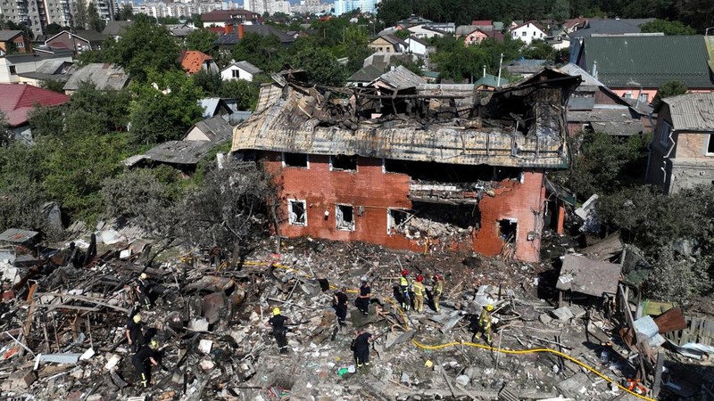 Sebuah tayangan drone menunjukkan tim penyelamat bekerja di lokasi sebuah rumah pribadi yang rusak akibat serangan rudal dan drone Rusia semalam, di tengah serangan Rusia terhadap Ukraina, di Kyiv, Ukraina, 2 Juli 2026.