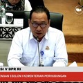 Sekretaris Jenderal Kemenhub, Arif Toha Tjahjagama saat mengikuti Rapat Dengar Pendapat dengan Komisi V dan Eselon I Kementerian Perhubungan RI di Komplek Parlemen, Jakarta, Kamis (2/7/2026). (Tangkapan Layar Youtube/TVR Parlemen)