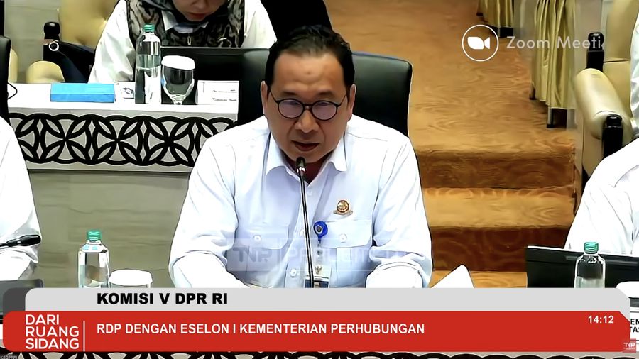Sekretaris Jenderal Kemenhub, Arif Toha Tjahjagama saat mengikuti Rapat Dengar Pendapat dengan Komisi V dan Eselon I Kementerian Perhubungan RI di Komplek Parlemen, Jakarta, Kamis (2/7/2026). (Tangkapan Layar Youtube/TVR Parlemen)