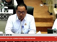 Sekretaris Jenderal Kemenhub, Arif Toha Tjahjagama saat mengikuti Rapat Dengar Pendapat dengan Komisi V dan Eselon I Kementerian Perhubungan RI di Komplek Parlemen, Jakarta, Kamis (2/7/2026). (Tangkapan Layar Youtube/TVR Parlemen)