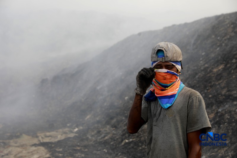 Petugas gabungan terus berjibaku memadamkan kebakaran yang melanda Tempat Pemrosesan Akhir (TPA) Jatiwaringin, Kecamatan Mauk, Kabupaten Tangerang, Banten, Kamis (2/7/2026). (CNBC Indonesia/Muhammad Sabki)