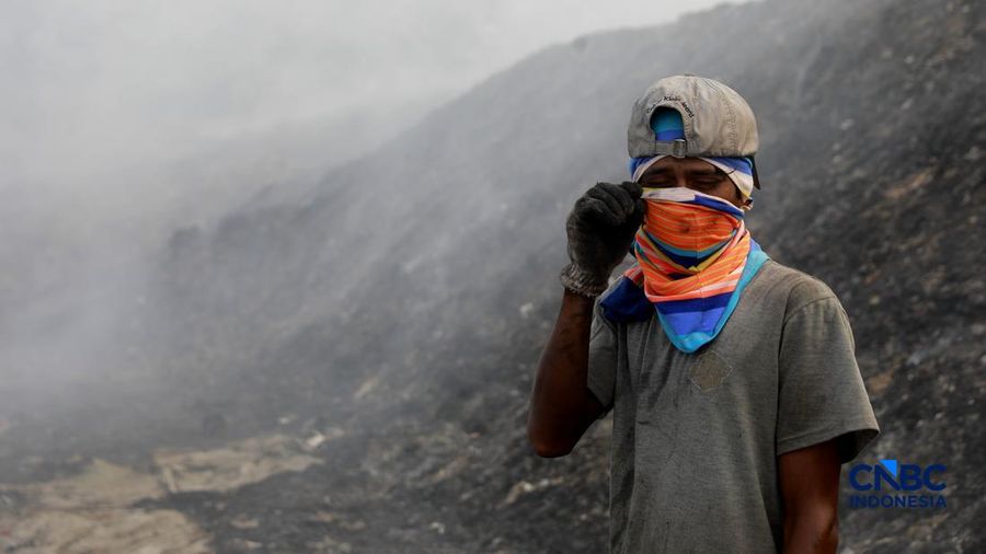 Seorang terlihat mengumpulkan sisa-sisa besi bekas dari gunungan sampah yang sebagian telah hangus terbakar ditengah kebakaran melanda TPA Jatiwaringin, Kabupaten Tangerang, Banten, Kamis, (2/7/2026).