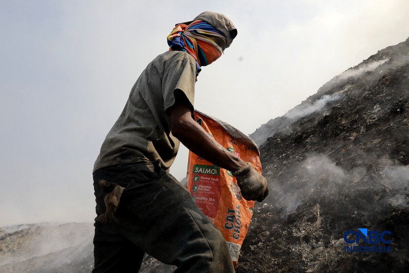 Petugas gabungan terus berjibaku memadamkan kebakaran yang melanda Tempat Pemrosesan Akhir (TPA) Jatiwaringin, Kecamatan Mauk, Kabupaten Tangerang, Banten, Kamis (2/7/2026). (CNBC Indonesia/Muhammad Sabki)