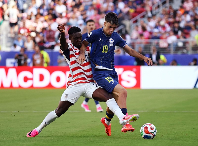 Timnas Amerika Serikat memastikan diri meraih tiket babak 16 besar Piala Dunia 2026 usai mengalahkan  Bosnia-Herzegovina berakhir 2-0. Laga babak 32 besar Piala Dunia 2026 itu berlangsung di Stadion San Francisco Bay Arena, AS, Kamis (2/7/2026) WIB. (REUTERS/Carlos Barria)