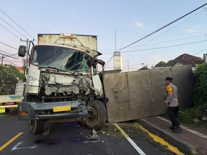 Truk Trailer Tabrak Truk Box hingga Terguling di Bajera Tabanan