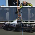 Tim penyelamat mengevakuasi seseorang di lokasi kebakaran di sebuah gedung perumahan di Antwerp, Belgia, 1 Juli 2026. (REUTERS/Yves Herman)