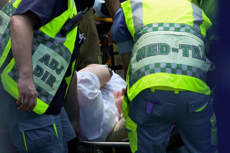 Para petugas penyelamat bekerja di lokasi kebakaran di sebuah gedung perumahan di Antwerp, Belgia, 1 Juli 2026. (REUTERS/Yves Herman)