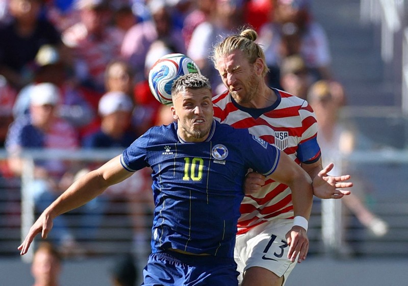 Timnas Amerika Serikat memastikan diri meraih tiket babak 16 besar Piala Dunia 2026 usai mengalahkan  Bosnia-Herzegovina berakhir 2-0. Laga babak 32 besar Piala Dunia 2026 itu berlangsung di Stadion San Francisco Bay Arena, AS, Kamis (2/7/2026) WIB. (REUTERS/Carlos Barria)