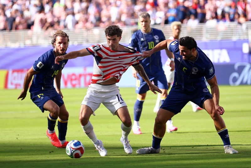 Timnas Amerika Serikat memastikan diri meraih tiket babak 16 besar Piala Dunia 2026 usai mengalahkan  Bosnia-Herzegovina berakhir 2-0. Laga babak 32 besar Piala Dunia 2026 itu berlangsung di Stadion San Francisco Bay Arena, AS, Kamis (2/7/2026) WIB. (REUTERS/Carlos Barria)
