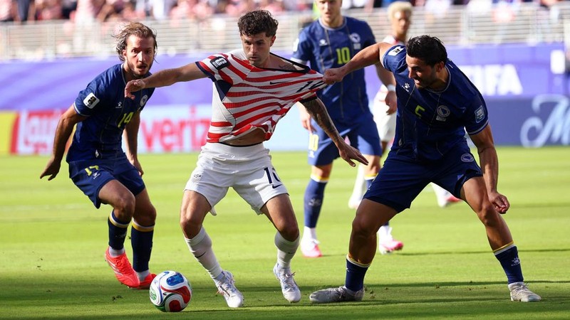 Timnas Amerika Serikat memastikan diri meraih tiket babak 16 besar Piala Dunia 2026 usai mengalahkan  Bosnia-Herzegovina berakhir 2-0. Laga babak 32 besar Piala Dunia 2026 itu berlangsung di Stadion San Francisco Bay Arena, AS, Kamis (2/7/2026) WIB. (REUTERS/Phil Noble)