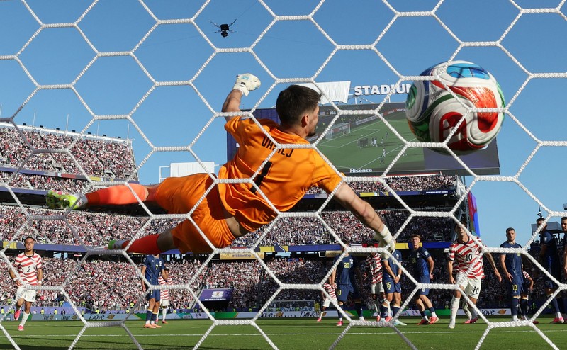 Timnas Amerika Serikat memastikan diri meraih tiket babak 16 besar Piala Dunia 2026 usai mengalahkan  Bosnia-Herzegovina berakhir 2-0. Laga babak 32 besar Piala Dunia 2026 itu berlangsung di Stadion San Francisco Bay Arena, AS, Kamis (2/7/2026) WIB. (REUTERS/Carlos Barria)