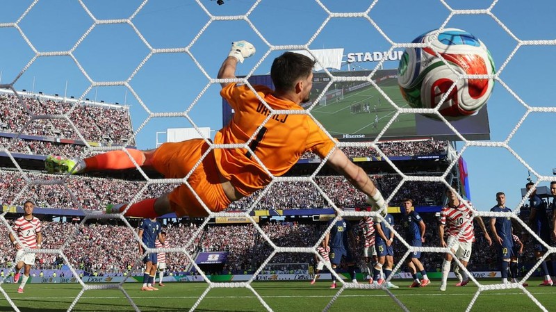 Timnas Amerika Serikat memastikan diri meraih tiket babak 16 besar Piala Dunia 2026 usai mengalahkan  Bosnia-Herzegovina berakhir 2-0. Laga babak 32 besar Piala Dunia 2026 itu berlangsung di Stadion San Francisco Bay Arena, AS, Kamis (2/7/2026) WIB. (REUTERS/Carlos Barria)
