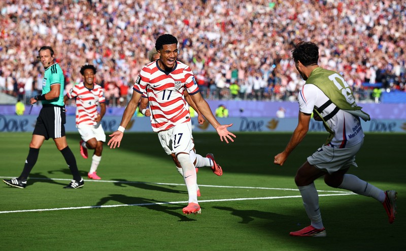 Timnas Amerika Serikat memastikan diri meraih tiket babak 16 besar Piala Dunia 2026 usai mengalahkan  Bosnia-Herzegovina berakhir 2-0. Laga babak 32 besar Piala Dunia 2026 itu berlangsung di Stadion San Francisco Bay Arena, AS, Kamis (2/7/2026) WIB. (REUTERS/Carlos Barria)