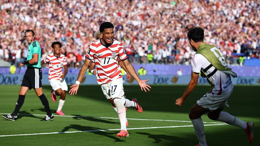 Timnas Amerika Serikat memastikan diri meraih tiket babak 16 besar Piala Dunia 2026 usai mengalahkan  Bosnia-Herzegovina berakhir 2-0. Laga babak 32 besar Piala Dunia 2026 itu berlangsung di Stadion San Francisco Bay Arena, AS, Kamis (2/7/2026) WIB. (REUTERS/Carlos Barria)