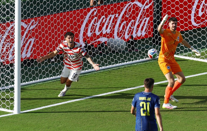 Timnas Amerika Serikat memastikan diri meraih tiket babak 16 besar Piala Dunia 2026 usai mengalahkan  Bosnia-Herzegovina berakhir 2-0. Laga babak 32 besar Piala Dunia 2026 itu berlangsung di Stadion San Francisco Bay Arena, AS, Kamis (2/7/2026) WIB. (REUTERS/Carlos Barria)
