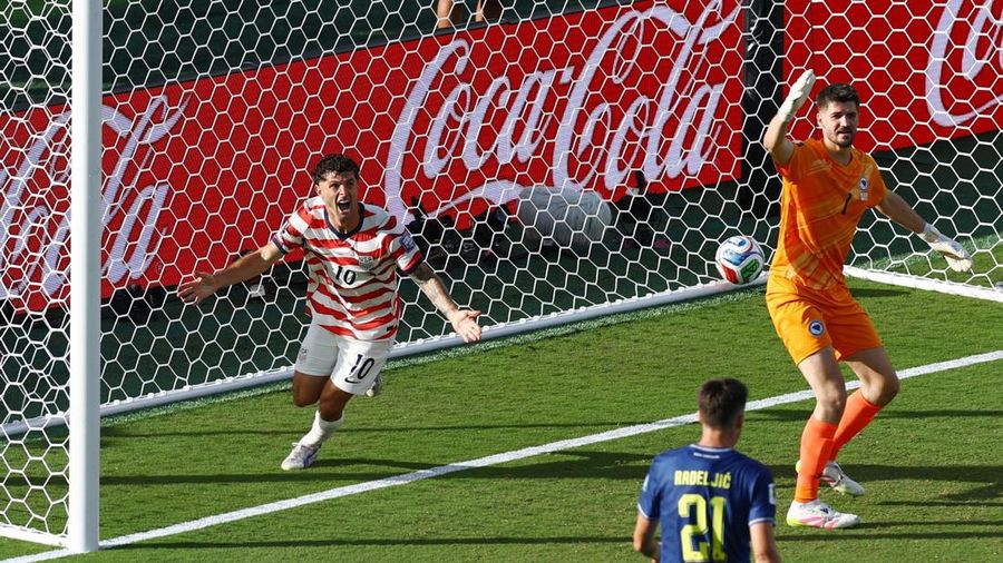 Timnas Amerika Serikat memastikan diri meraih tiket babak 16 besar Piala Dunia 2026 usai mengalahkan  Bosnia-Herzegovina berakhir 2-0. Laga babak 32 besar Piala Dunia 2026 itu berlangsung di Stadion San Francisco Bay Arena, AS, Kamis (2/7/2026) WIB. (REUTERS/Pedro Nunes)