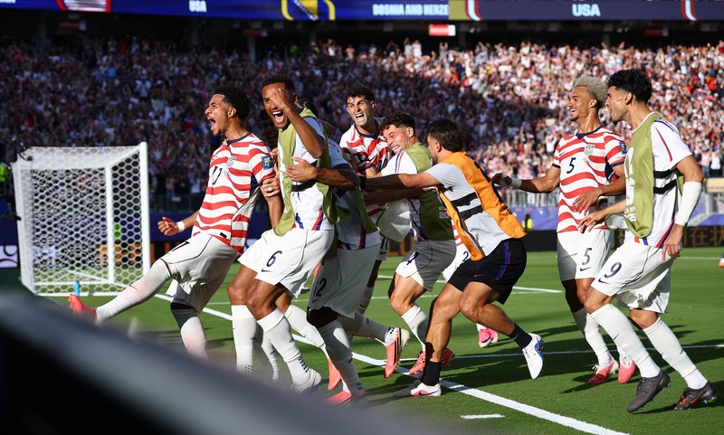 Timnas Amerika Serikat memastikan diri meraih tiket babak 16 besar Piala Dunia 2026 usai mengalahkan  Bosnia-Herzegovina berakhir 2-0. Laga babak 32 besar Piala Dunia 2026 itu berlangsung di Stadion San Francisco Bay Arena, AS, Kamis (2/7/2026) WIB. (REUTERS/Carlos Barria)