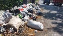 Cirebon Darurat Sampah, Tumpukan Mengular di Pintu Tol Plumbon