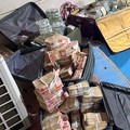 Uang tunai senilai 14 juta dolar AS disembunyikan di dalam dinding: Penggerebekan di rumah wakil menteri perminyakan Irak menyita tumpukan uang tunai. (Facebook/مجلس القضاء الاعلى)