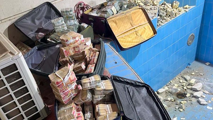 Uang tunai senilai 14 juta dolar AS disembunyikan di dalam dinding: Penggerebekan di rumah wakil menteri perminyakan Irak menyita tumpukan uang tunai. (Facebook/مجلس القضاء الاعلى)