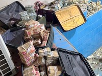 Uang tunai senilai 14 juta dolar AS disembunyikan di dalam dinding: Penggerebekan di rumah wakil menteri perminyakan Irak menyita tumpukan uang tunai. (Facebook/مجلس القضاء الاعلى)