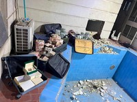 Uang tunai senilai 14 juta dolar AS disembunyikan di dalam dinding: Penggerebekan di rumah wakil menteri perminyakan Irak menyita tumpukan uang tunai. (Facebook/مجلس القضاء الاعلى)