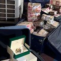 Uang tunai senilai 14 juta dolar AS disembunyikan di dalam dinding: Penggerebekan di rumah wakil menteri perminyakan Irak menyita tumpukan uang tunai. (Facebook/مجلس القضاء الاعلى)