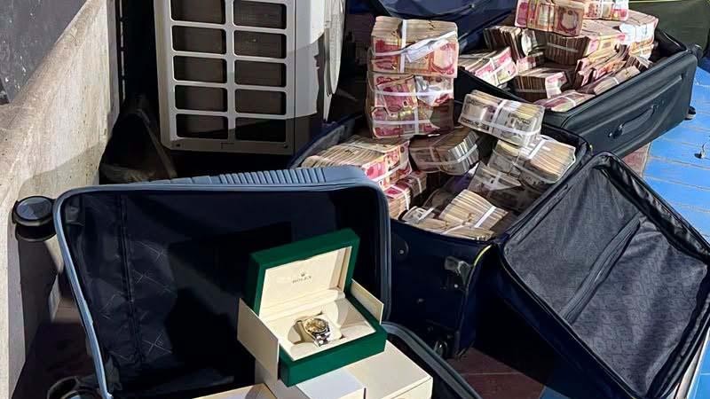 Uang tunai senilai 14 juta dolar AS disembunyikan di dalam dinding: Penggerebekan di rumah wakil menteri perminyakan Irak menyita tumpukan uang tunai. (Facebook/مجلس القضاء الاعلى)